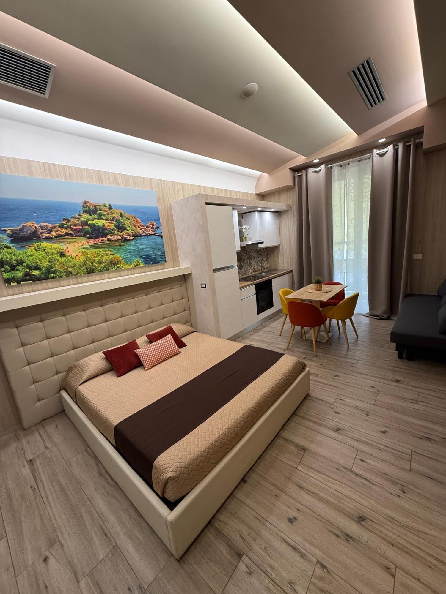 Th Luxury Rooms & Apartment Giardini Naxos Bagian luar foto