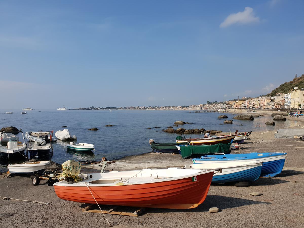 Th Luxury Rooms & Apartment Giardini Naxos Bagian luar foto