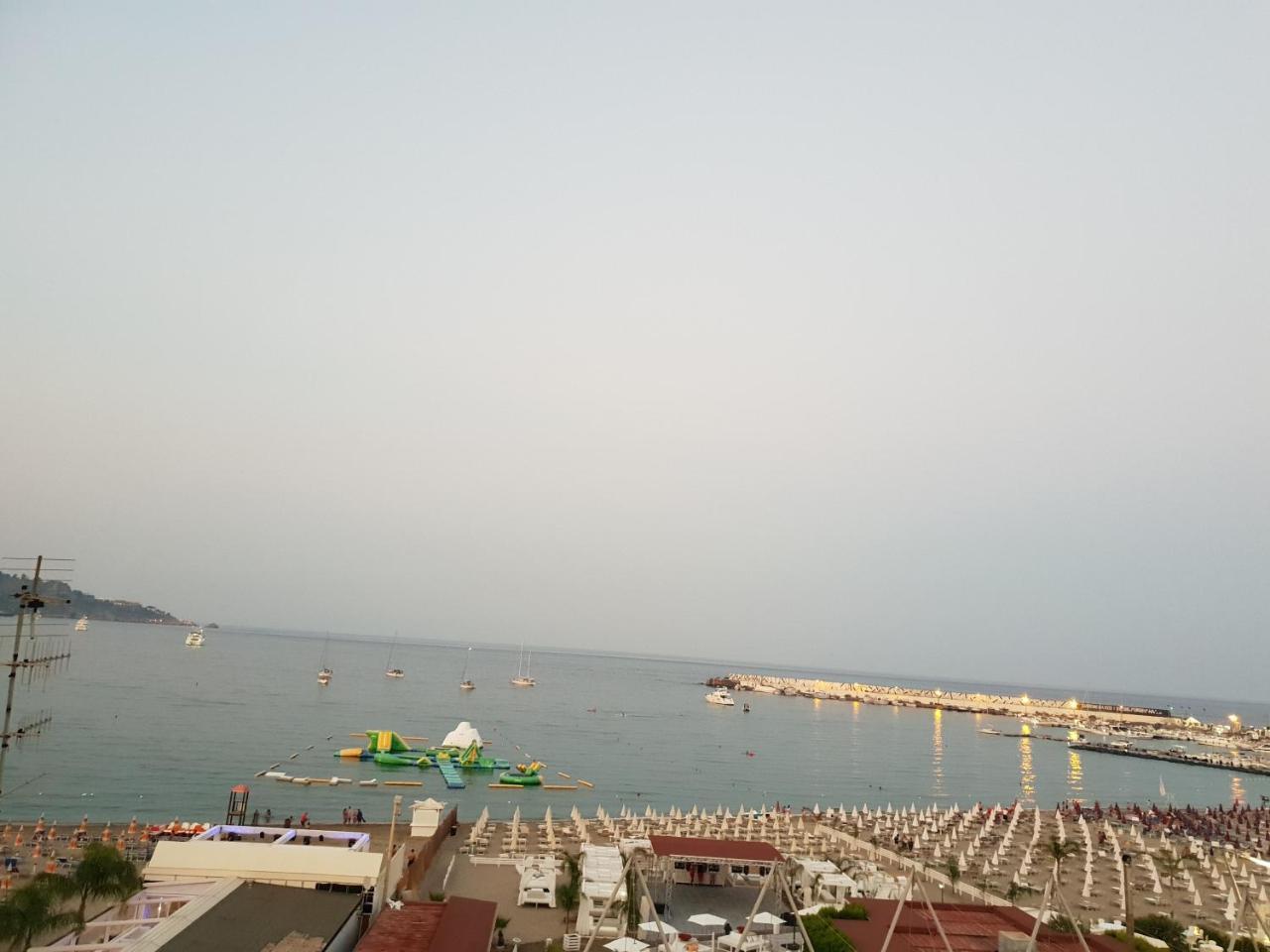 Th Luxury Rooms & Apartment Giardini Naxos Bagian luar foto