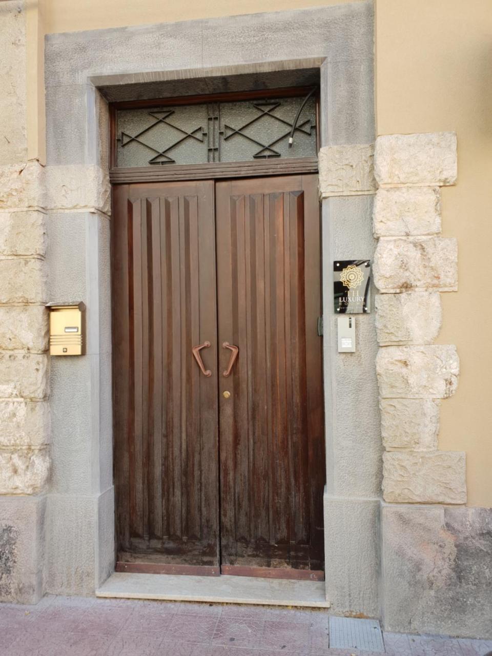 Th Luxury Rooms & Apartment Giardini Naxos Bagian luar foto